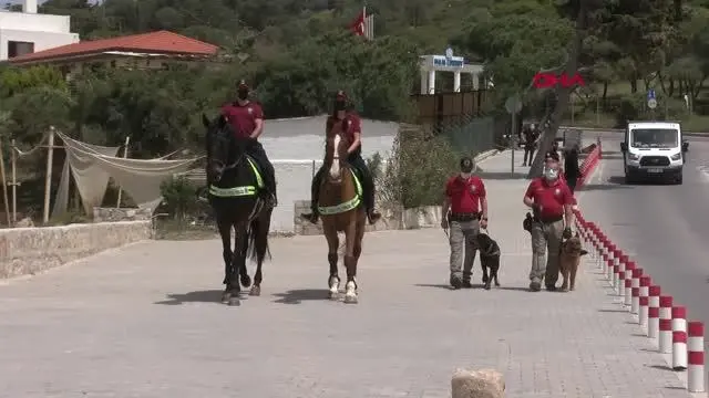 İzmir'de Ilıca Plajı'nda atlı denetim İzmir'de Ilıca Plajı'nda atlı denetim