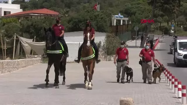 İzmir'de Ilıca Plajı'nda atlı denetim İzmir'de Ilıca Plajı'nda atlı denetim