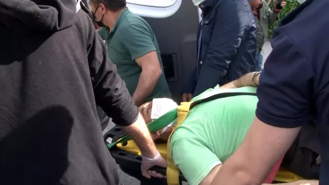 Kadıköy'de direksiyon hakimiyetini kaybeden sürücü büfeye daldı: 1 yaralı Kadıköy'de direksiyon hakimiyetini kaybeden sürücü büfeye daldı: 1 yaralı