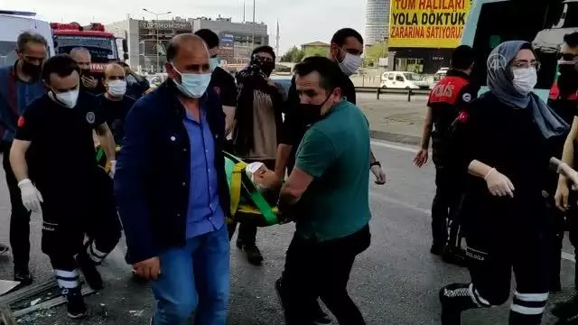 Kadıköy'de üst geçidin asansörüne çarpan otobüste 1 yolcu yaralandı Kadıköy'de üst geçidin asansörüne çarpan otobüste 1 yolcu yaralandı
