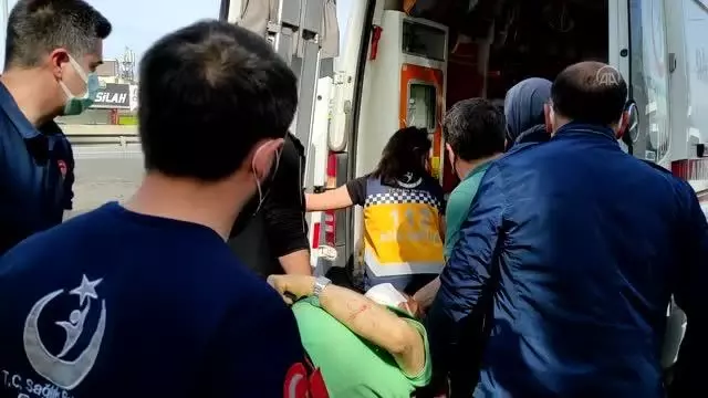 Kadıköy'de üst geçidin asansörüne çarpan otobüste 1 yolcu yaralandı Kadıköy'de üst geçidin asansörüne çarpan otobüste 1 yolcu yaralandı