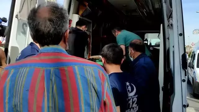 Kadıköy'de üst geçidin asansörüne çarpan otobüste 1 yolcu yaralandı Kadıköy'de üst geçidin asansörüne çarpan otobüste 1 yolcu yaralandı