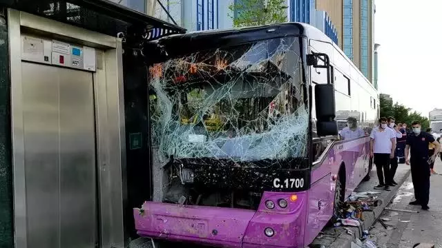 Kadıköy'de üst geçidin asansörüne çarpan otobüste 1 yolcu yaralandı Kadıköy'de üst geçidin asansörüne çarpan otobüste 1 yolcu yaralandı
