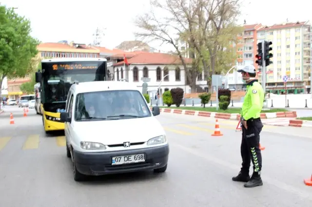 Kapanmanın 4. gününde Afyonkarahisar'da denetimler aralıksız sürüyor Kapanmanın 4. gününde Afyonkarahisar'da denetimler aralıksız sürüyor