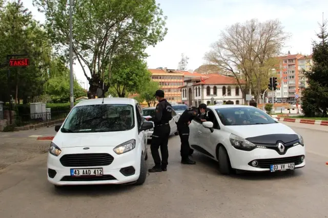 Kapanmanın 4. gününde Afyonkarahisar'da denetimler aralıksız sürüyor Kapanmanın 4. gününde Afyonkarahisar'da denetimler aralıksız sürüyor