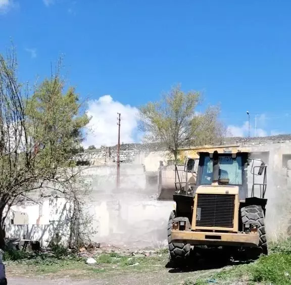 Kars'ta metruk binalar yıkılıyor Kars'ta metruk binalar yıkılıyor