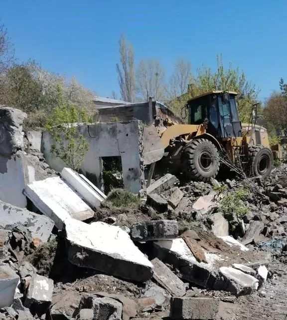 Kars'ta metruk binalar yıkılıyor Kars'ta metruk binalar yıkılıyor