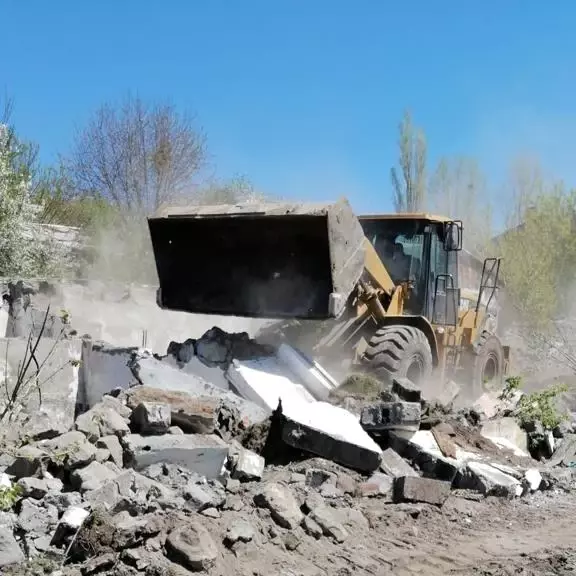 Kars'ta metruk binalar yıkılıyor Kars'ta metruk binalar yıkılıyor