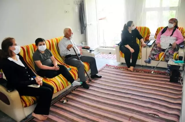 Kaymakam Demir yaşlılarla evlerinde bir araya geliyor Kaymakam Demir yaşlılarla evlerinde bir araya geliyor
