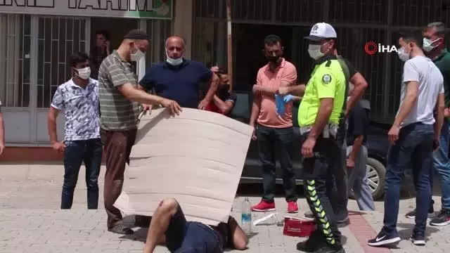 Kaza yapan sürücüyü kavurucu sıcaktan kartonla korudular Kaza yapan sürücüyü kavurucu sıcaktan kartonla korudular