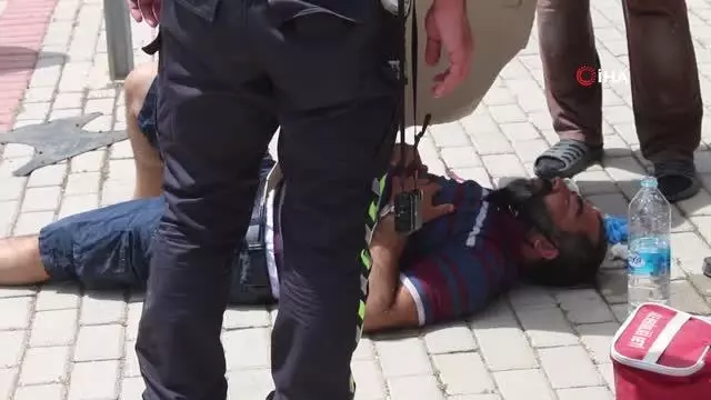Kaza yapan sürücüyü kavurucu sıcaktan kartonla korudular Kaza yapan sürücüyü kavurucu sıcaktan kartonla korudular
