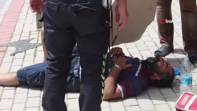 Kaza yapan sürücüyü kavurucu sıcaktan kartonla korudular Kaza yapan sürücüyü kavurucu sıcaktan kartonla korudular