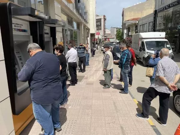 EDİRNE KEŞAN'DA EMEKLİLER, MAAŞLARINI ÇEKMEYE BAŞLADI EDİRNE KEŞAN'DA EMEKLİLER, MAAŞLARINI ÇEKMEYE BAŞLADI