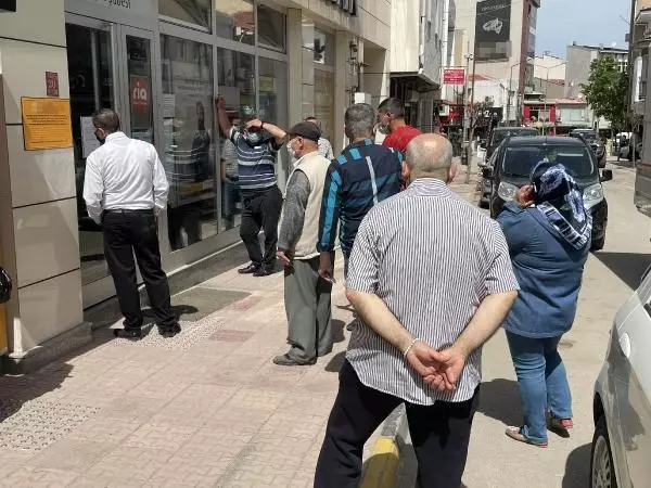 EDİRNE KEŞAN'DA EMEKLİLER, MAAŞLARINI ÇEKMEYE BAŞLADI EDİRNE KEŞAN'DA EMEKLİLER, MAAŞLARINI ÇEKMEYE BAŞLADI