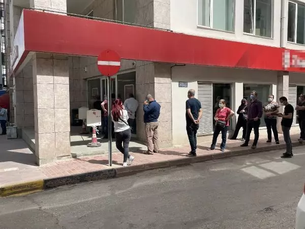 EDİRNE KEŞAN'DA EMEKLİLER, MAAŞLARINI ÇEKMEYE BAŞLADI EDİRNE KEŞAN'DA EMEKLİLER, MAAŞLARINI ÇEKMEYE BAŞLADI