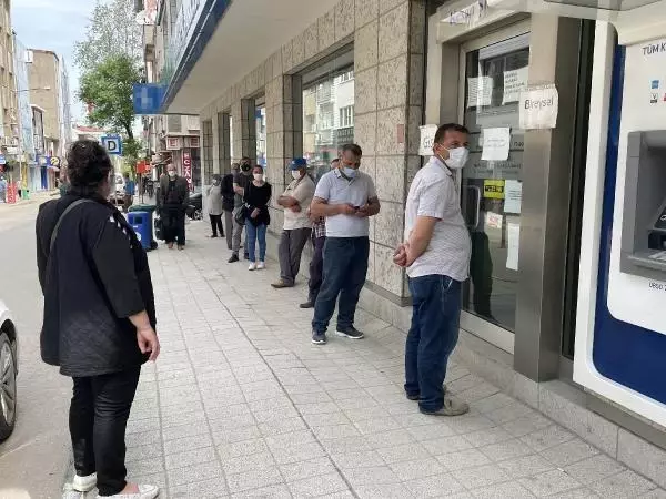 EDİRNE KEŞAN'DA EMEKLİLER, MAAŞLARINI ÇEKMEYE BAŞLADI EDİRNE KEŞAN'DA EMEKLİLER, MAAŞLARINI ÇEKMEYE BAŞLADI