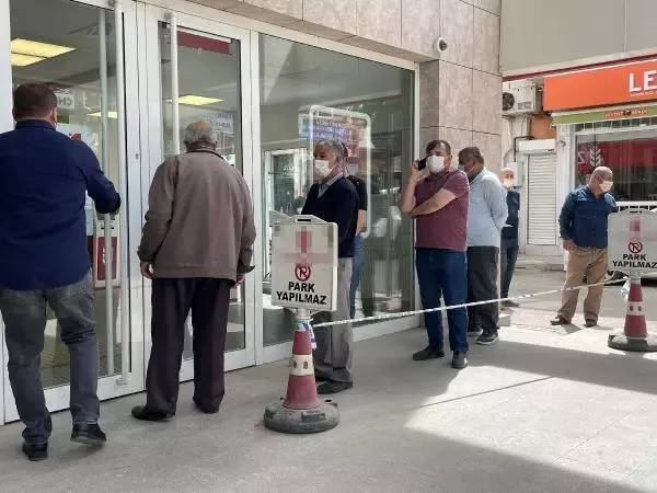 EDİRNE KEŞAN'DA EMEKLİLER, MAAŞLARINI ÇEKMEYE BAŞLADI EDİRNE KEŞAN'DA EMEKLİLER, MAAŞLARINI ÇEKMEYE BAŞLADI