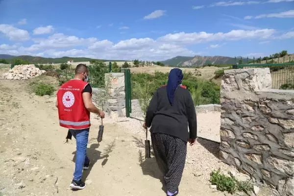 TUNCELİ KISITLAMA NEDENİYLE EŞİNİN MEZARINA GİDEMEYEN KADINA VALİDEN ÖZEL İZİN