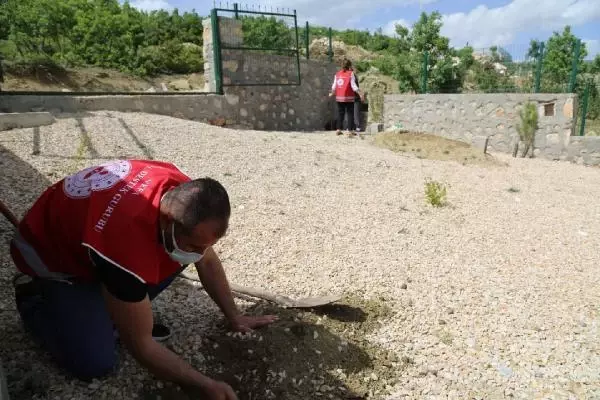 TUNCELİ KISITLAMA NEDENİYLE EŞİNİN MEZARINA GİDEMEYEN KADINA VALİDEN ÖZEL İZİN