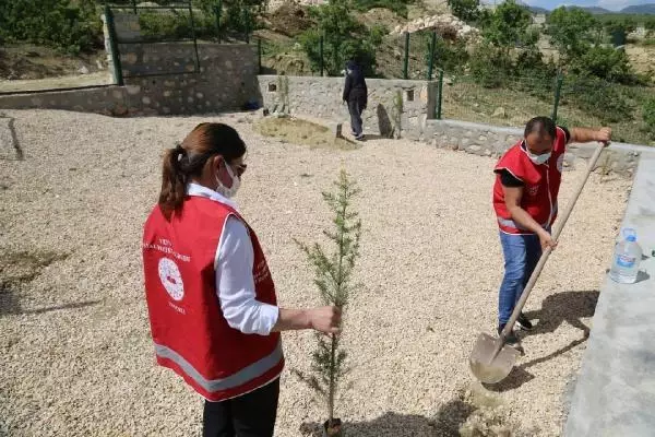 TUNCELİ KISITLAMA NEDENİYLE EŞİNİN MEZARINA GİDEMEYEN KADINA VALİDEN ÖZEL İZİN