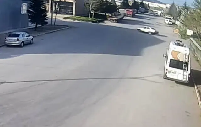 Son dakika: Kısıtlama saatinde dirft atan sürücü güvenlik kamerasında Son dakika: Kısıtlama saatinde dirft atan sürücü güvenlik kamerasında