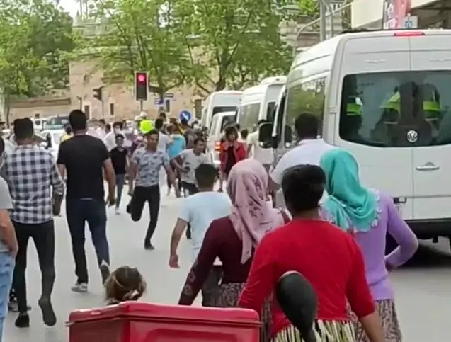 Kısıtlamada konvoy yapmak isteyen vatandaşlara polis engeli Kısıtlamada konvoy yapmak isteyen vatandaşlara polis engeli