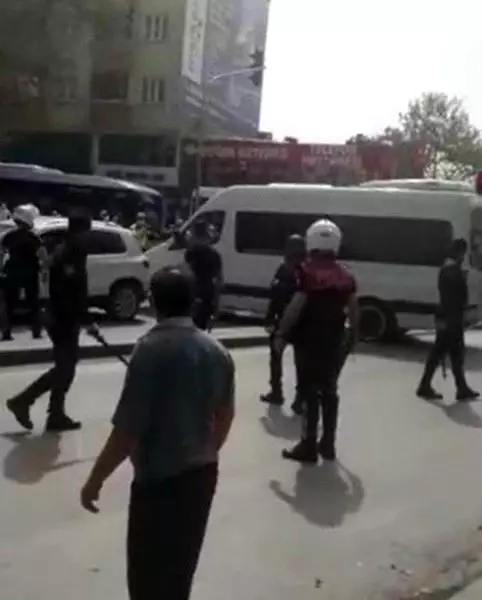Kısıtlamada konvoy yapmak isteyen vatandaşlara polis engeli Kısıtlamada konvoy yapmak isteyen vatandaşlara polis engeli