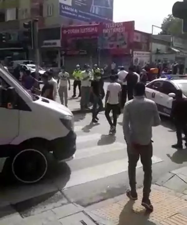 Kısıtlamada konvoy yapmak isteyen vatandaşlara polis engeli Kısıtlamada konvoy yapmak isteyen vatandaşlara polis engeli
