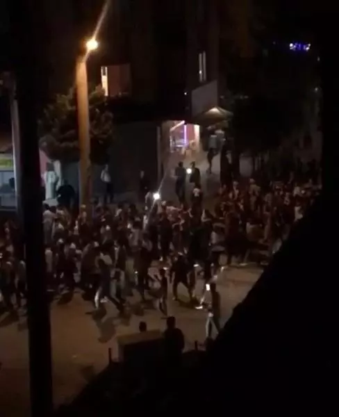 Kısıtlamada konvoy yapmak isteyen vatandaşlara polis engeli Kısıtlamada konvoy yapmak isteyen vatandaşlara polis engeli