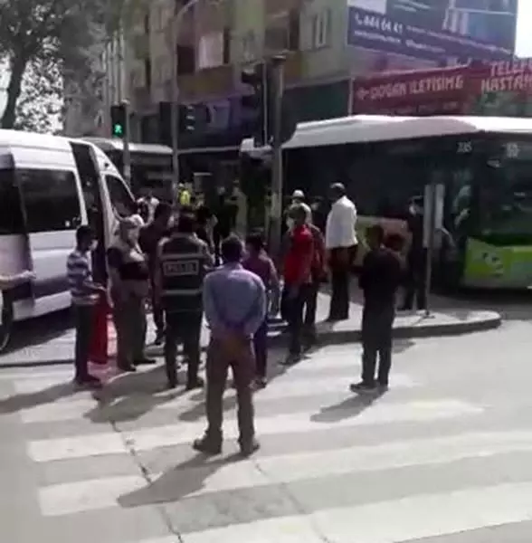 Kısıtlamada konvoy yapmak isteyen vatandaşlara polis engeli Kısıtlamada konvoy yapmak isteyen vatandaşlara polis engeli