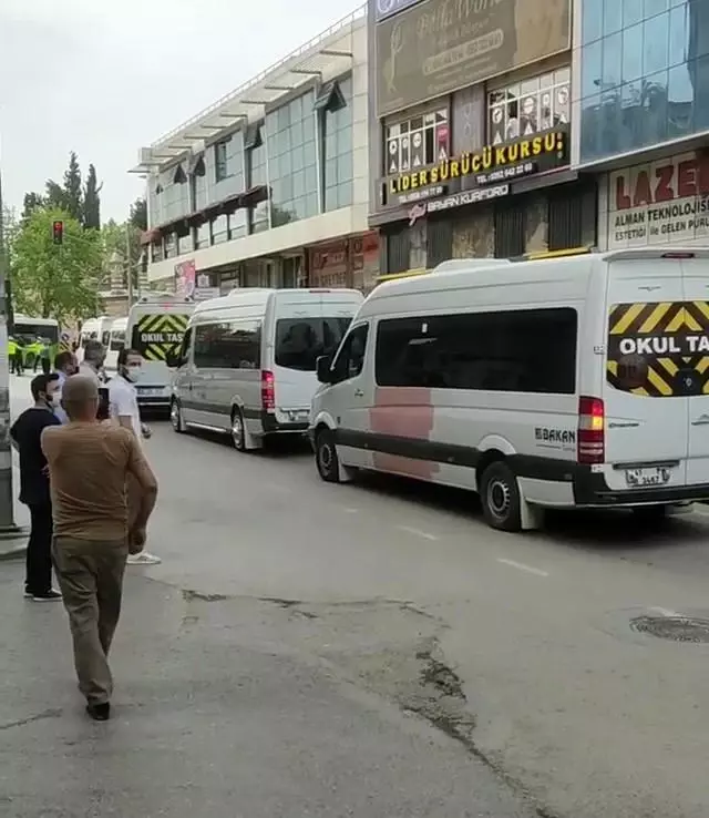 Kısıtlamada konvoy yapmak isteyen vatandaşlara polis engeli Kısıtlamada konvoy yapmak isteyen vatandaşlara polis engeli