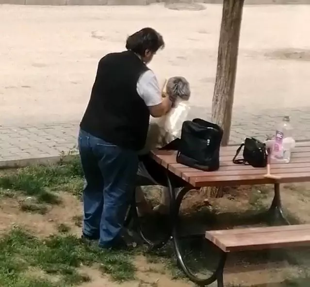 Kısıtlamada sokak ortasında saç tıraşı görenleri şaşkına çevirdi Kısıtlamada sokak ortasında saç tıraşı görenleri şaşkına çevirdi