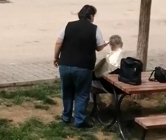 Kısıtlamada sokak ortasında saç tıraşı görenleri şaşkına çevirdi Kısıtlamada sokak ortasında saç tıraşı görenleri şaşkına çevirdi