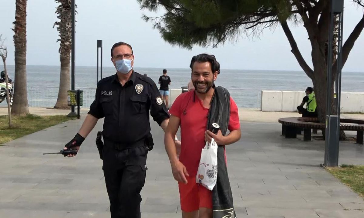 Kısıtlamada sokakta yakalanıp ceza yiyince, polisin yanağından makas almaya çalıştı