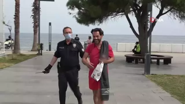 Son dakika haberi: Kısıtlamada sokakta yakalanıp ceza yiyince polislerin elini öpmek istedi Son dakika haberi: Kısıtlamada sokakta yakalanıp ceza yiyince polislerin elini öpmek istedi