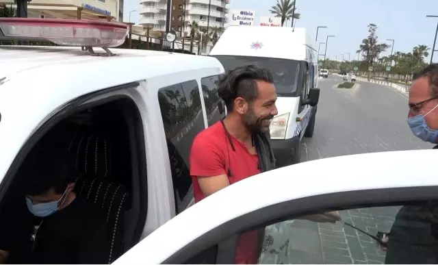 Kısıtlamada sokakta yakalanıp ceza yiyince polislerin elini öpmek istedi Kısıtlamada sokakta yakalanıp ceza yiyince polislerin elini öpmek istedi