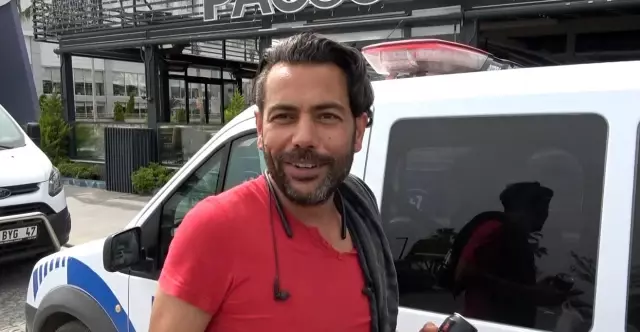 Kısıtlamada sokakta yakalanıp ceza yiyince polislerin elini öpmek istedi Kısıtlamada sokakta yakalanıp ceza yiyince polislerin elini öpmek istedi