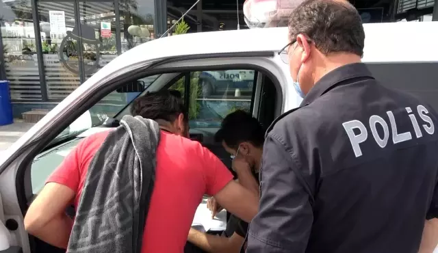 Kısıtlamada sokakta yakalanıp ceza yiyince polislerin elini öpmek istedi Kısıtlamada sokakta yakalanıp ceza yiyince polislerin elini öpmek istedi