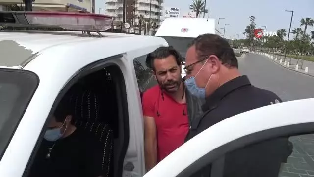 Son dakika haberi: Kısıtlamada sokakta yakalanıp ceza yiyince polislerin elini öpmek istedi Son dakika haberi: Kısıtlamada sokakta yakalanıp ceza yiyince polislerin elini öpmek istedi