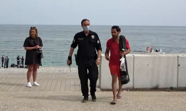 Kısıtlamada sokakta yakalanıp ceza yiyince polislerin elini öpmek istedi Kısıtlamada sokakta yakalanıp ceza yiyince polislerin elini öpmek istedi