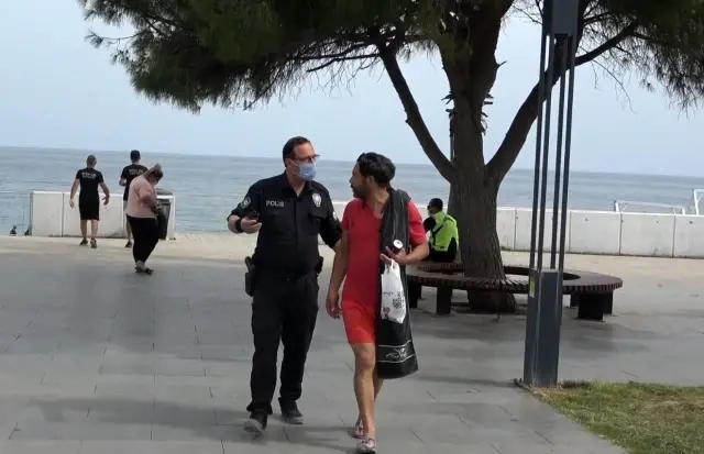 Kısıtlamada sokakta yakalanıp ceza yiyince polislerin elini öpmek istedi Kısıtlamada sokakta yakalanıp ceza yiyince polislerin elini öpmek istedi