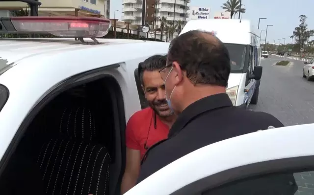 Kısıtlamada sokakta yakalanıp ceza yiyince polislerin elini öpmek istedi Kısıtlamada sokakta yakalanıp ceza yiyince polislerin elini öpmek istedi