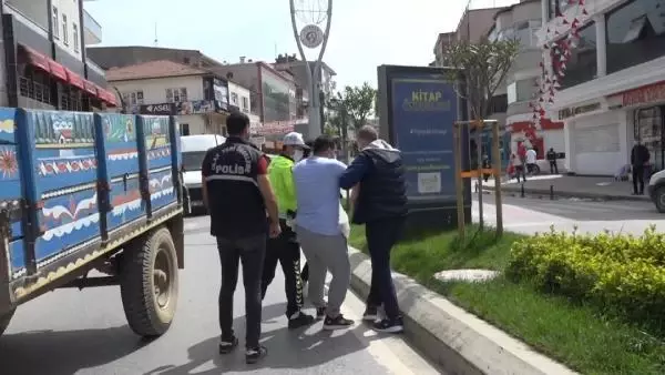 SAKARYA KISITLAMAYA UYMAYAN ÇİFT POLİSE TEPKİ GÖSTERDİ SAKARYA KISITLAMAYA UYMAYAN ÇİFT POLİSE TEPKİ GÖSTERDİ