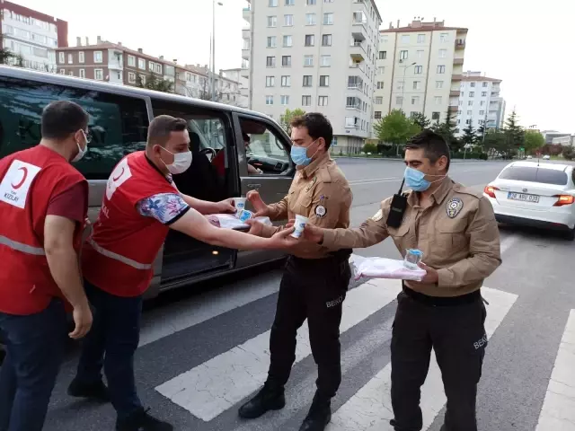 Kızılay'dan uygulamadaki polislere yemek ikramı Kızılay'dan uygulamadaki polislere yemek ikramı
