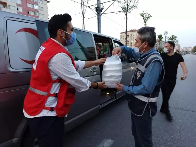 Kızılay'dan uygulamadaki polislere yemek ikramı Kızılay'dan uygulamadaki polislere yemek ikramı