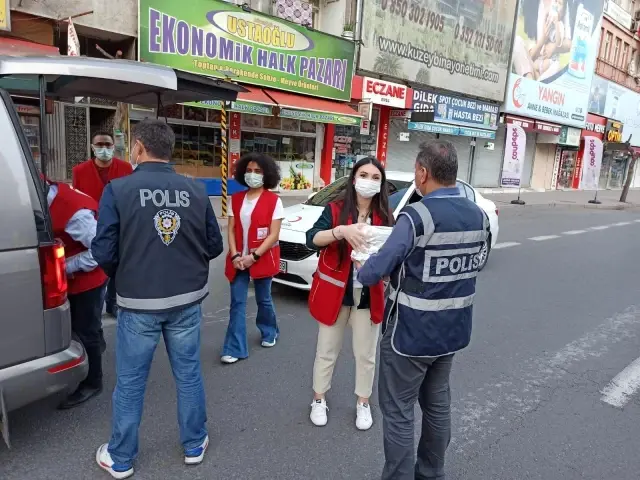 Kızılay'dan uygulamadaki polislere yemek ikramı Kızılay'dan uygulamadaki polislere yemek ikramı