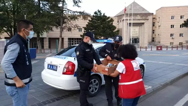 Kızılay'dan uygulamadaki polislere yemek ikramı Kızılay'dan uygulamadaki polislere yemek ikramı