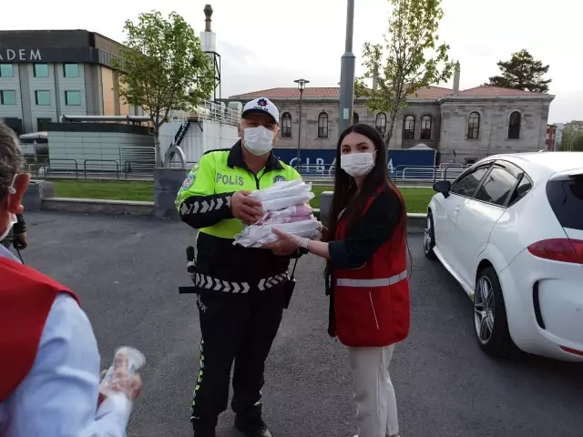 Kızılay'dan uygulamadaki polislere yemek ikramı Kızılay'dan uygulamadaki polislere yemek ikramı