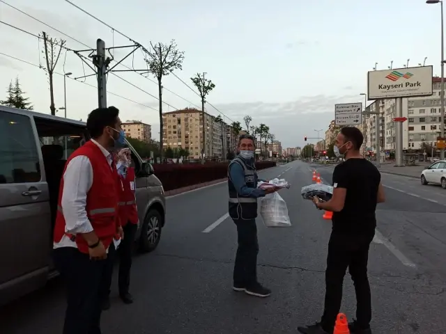 Kızılay'dan uygulamadaki polislere yemek ikramı Kızılay'dan uygulamadaki polislere yemek ikramı