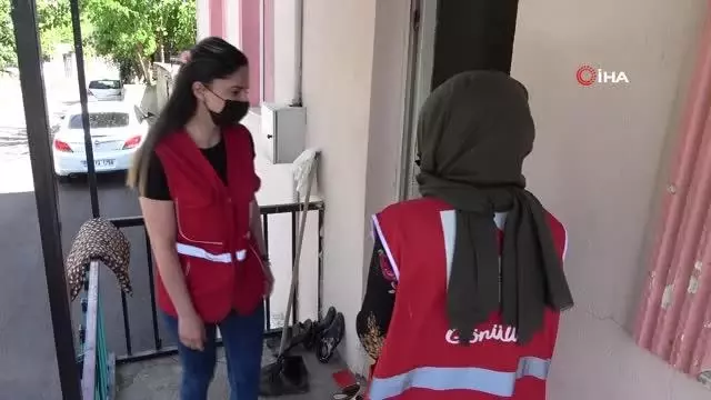 Kızılay ekipleri kapıları tek tek çalarak yardım yapıyor